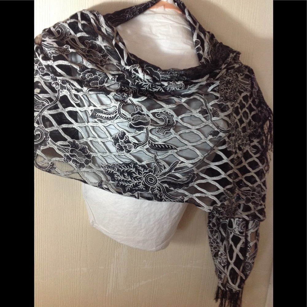 Black shoulder wrap